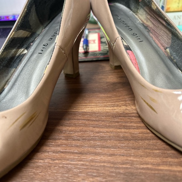 Beige patent pumps - Picture 4 of 4